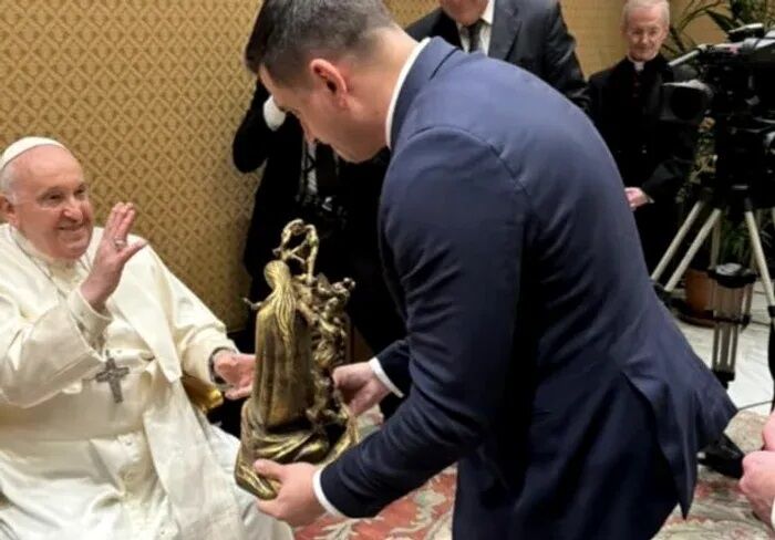 You are currently viewing George Simion, liderul AUR, și „audiența privată” la Vatican. Minciuna are picioare scurte, iar jurnalistul Cristian Tudor Popescu o devoalează